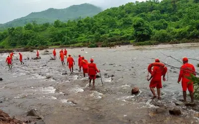 पुणे में जल मंत्री के ख़िलाफ़ निकला एनसीपी का केकड़ा मोर्चा
