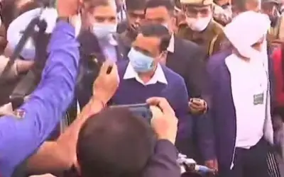 सिंघु बॉर्डर पर किसानों के बीच पहुंचे केजरीवाल