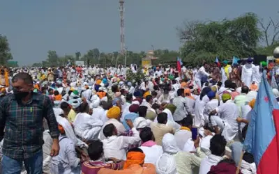 केंद्र सरकार के खिलाफ किसानों ने किया हाइवे पर चक्का जाम