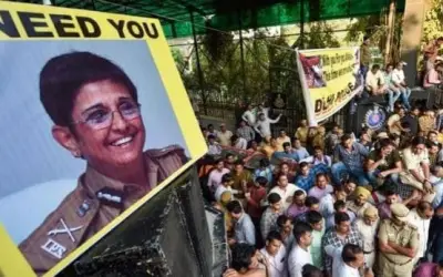 दिल्ली पुलिस के सपोर्ट में अब किरण बेदी