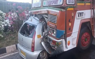 खड़े ट्रक में कार घुसने से पांच की मौत, 13 घायल