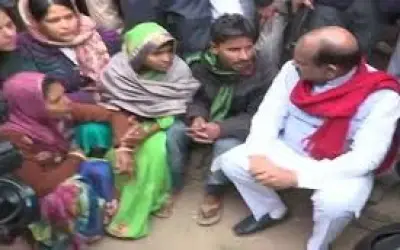 कोटा में पीड़ित परिवार से मिले ओम बिड़ला