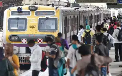 मुंबई लोकल में बढ़ी यात्रियों की संख्या