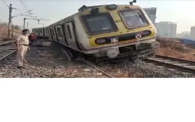 नवी मुंबई में बड़ा हादसा, पटरी से उतरे लोकल ट्रेन के डिब्बे