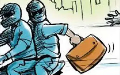 बैंक अकाउंट की बात की और लूट लिए दस लाख