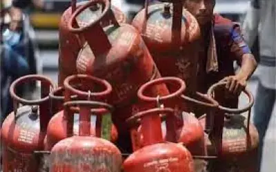 तेल कंपनियों ने कॉमर्शियल गैस सिलेंडर के दाम बढ़ाए