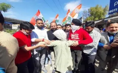 कांग्रेसियों ने फूंका आज़ाद का पुतला