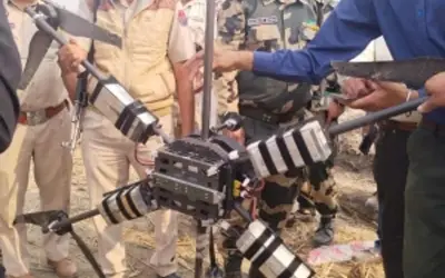 पाकिस्तानी ड्रोन पर की  बीएसएफ ने फायरिंग
