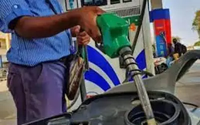 नए साल में दस रुपए तक घटेगा पेट्रोल का भाव