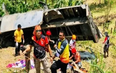 फिलीपींस में ट्रक गिरने से 19 की मौत