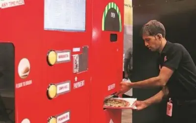 मुंबई के रेलवे स्टेशनों पर लगी ऑटोमेटिक पिज्जा वेंडिंग मशीन