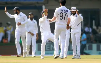 इंदौर में खेले जा रहे पहले टेस्‍ट मैच के पहले दिन बांग्लादेश के ख़िलाफ़ भारत का पलड़ा भारी