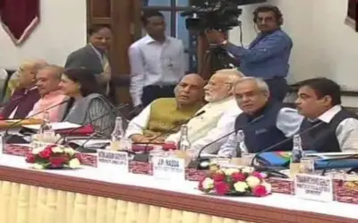 पीएम मोदी के साथ कैबिनेट की मीटिंग में महाराष्‍ट्र में राष्‍ट्रपति शासन लगाने पर चर्चा