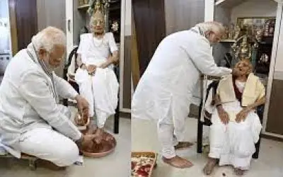 पीएम मोदी ने मनाया मां का 100वां जन्मदिन