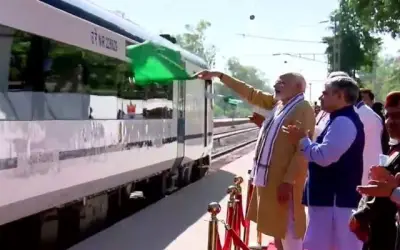 पीएम मोदी ने दिखाई देशी की चौथी वंदे भारत एक्सप्रेस को हरी झंडी