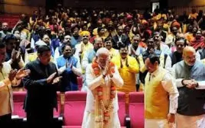 जीत के बाद बीजेपी संसदीय दल की बैठक में पीएम मोदी का स्वागत