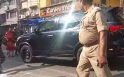पीएम मोदी के काफिले में अचानक महिला के घुसने से लगाना पड़ा इमरजेंसी ब्रेक