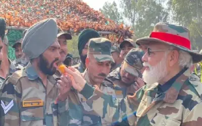 जम्मू कश्मीर में जवानों के बीच प्रधानमंत्री नरेंद्र मोदी ने मनाई दीपावली !