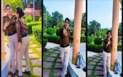 दो महिला पुलिसकर्मियों ने मंदिर परिसर में रील बनाया तो होना पड़ा निलंबित