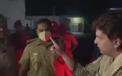 प्रियंका गांधी वाड्रा को लखीमपुर खीरी जाते समय पुलिस ने किया गिरफ्तार