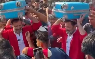 कुली बनकर राहुल गांधी ने सिर पर उठाया सामान