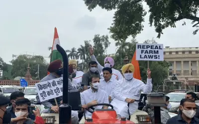 ट्रैक्टर चलाकर संसद पहुंचे राहुल गांधी