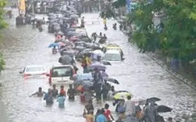 मुंबई में आफत की बारिश, कई इलाकों में बाढ़ जैसे हालत