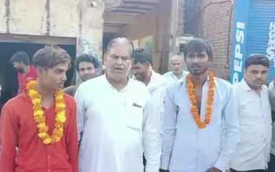 चोरों को पकड़ने के बाद जनता ने माला पहनाकर किया स्वागत