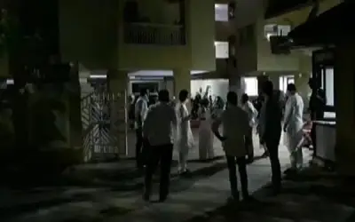 राजकोट में भूकंप से घर से भागे लोग