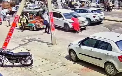 राजस्थान में महिला को शख्स ने कार के बोनट पर घसीटा