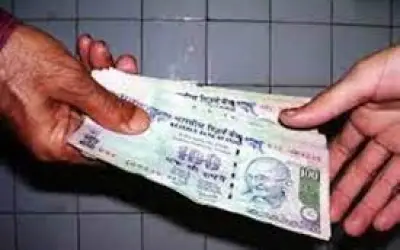 पांच हजार रुपए की रिश्वत लेते हुए पकड़ा गया पुलिस सब-इंस्पेक्टर