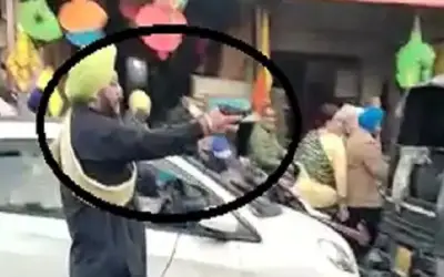 ट्रैफिक जाम हटाने के लिए शख्स ने रिवॉल्वर से लोगों को डराया