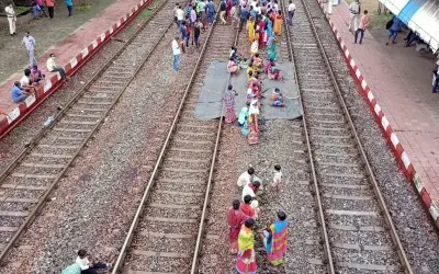 ओड़िसा में स्थानीय रेल यात्रियों का रेल पटरी पर धरना प्रदर्शन