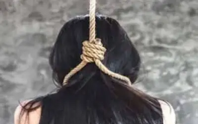 पिता की मौत के बाद बेटियों ने आत्महत्या की, एक की मौत दूसरी बचाई गई