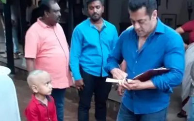 कैंसर पीड़ित बच्चे को सलमान ने दिया आटोग्राफ