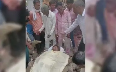 पिता की अंतिम इच्छा पूरी करने के लिए बेटों ने मुंह में डाली शराब