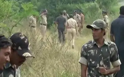 प्रेमी को पेड़ से बांधकर प्रेमिका के साथ सामूहिक बलात्कार