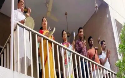 शंखनाद-घण्टा और तालियां बजाकर जनसेवकों का जनता ने किया अभिनंदन