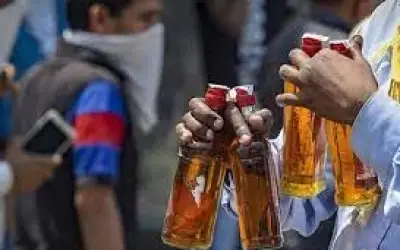 अदालत में बीयर की बोतल बदलने से अवैध शराब रखने का आरोपी बरी