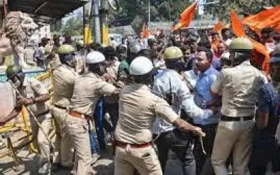 कर्नाटक हिंसा : जर्नलिस्ट सहित पुलिस कर्मचारी घायल, बुधवार सुबह तक कर्फ्यू
