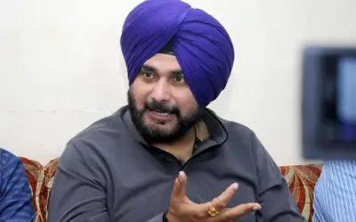 सिद्धू पर महिला ने फेंका चप्पल