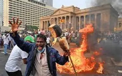 बढ़ती महंगाई के खिलाफ श्रीलंका में हिंसक प्रदर्शन के बाद कोलंबो में लगा कर्फ्यू