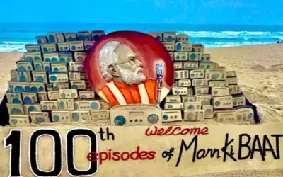 मन की बात की सौवें एपिसोड पूरा होने पर सैंड आर्टिस्ट ने बनाई सौ रेडियो के बीच पीएम मोदी की तस्वीर