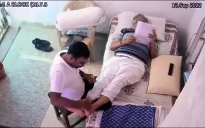 बिस्तर पर लेटकर तिहाड़ जेल में मालिश करवा रहे सत्येंद्र जैन का वीडियो आया सामने
