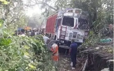चाय की दुकान में ट्रक घुसा छह की मौत