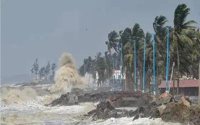 चक्रवाती तूफान असानी ने अपना रास्ता बदला