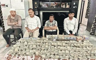 रिश्वत लेते रंगे हाथ गिरफ्तार हुए तहसीलदार