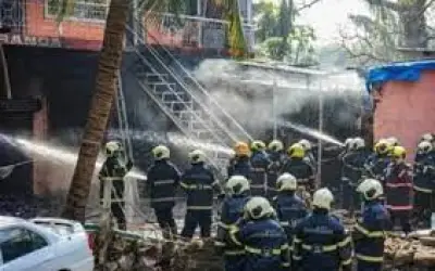 पटाखा फैक्ट्रियों में जबरदस्त विस्फोट से 11 लोगों की मौत