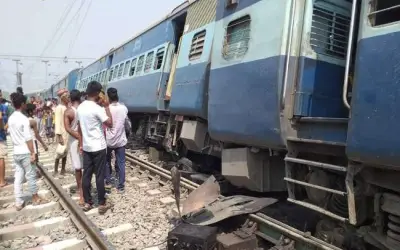 ताप्ती गंगा एक्सप्रेस पटरी से उतरी