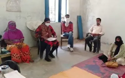 ग्रामीणों के विरोध के बाद कोरोना का टीका लगानेवाली टीम को भागना पड़ा